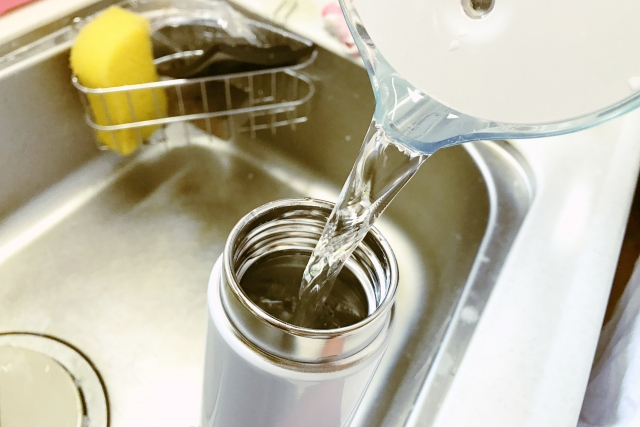 ステンレス水筒にこびりついた臭いや茶渋の効果的な掃除方法はコレ
